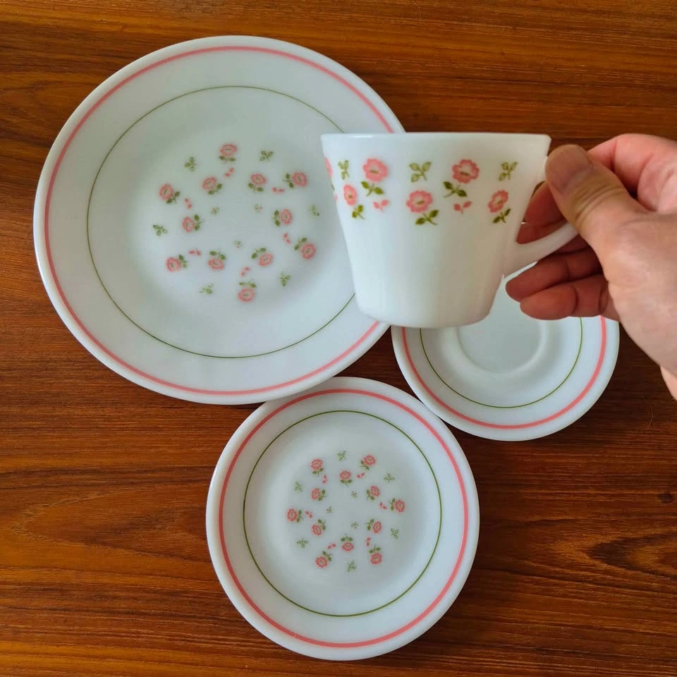 Rare Vintage Pyrex England - Pink Ditsy Wildflowers Pattern - photo 2