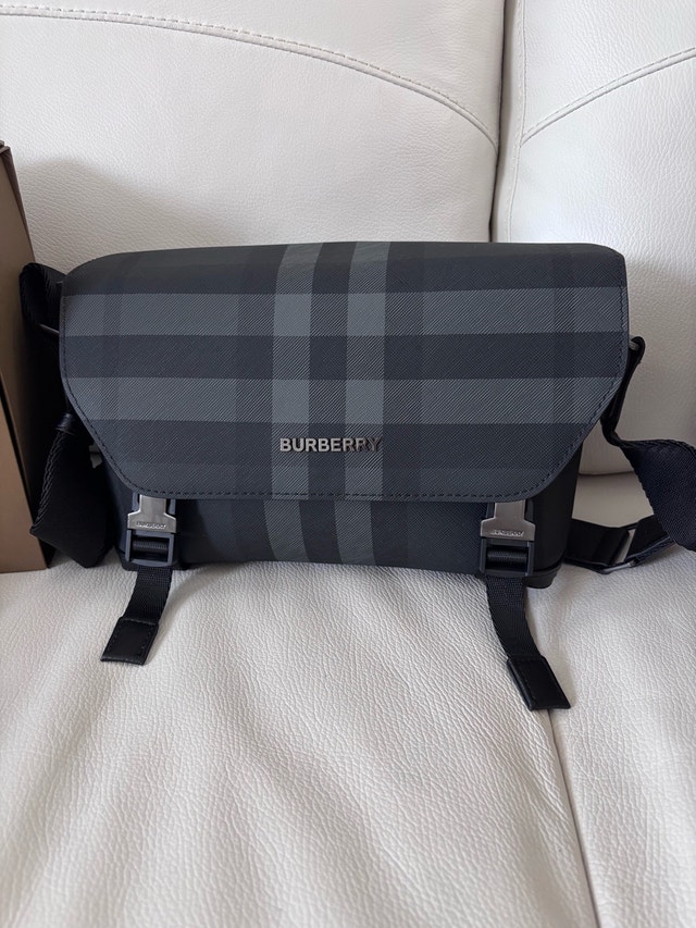 Burberry wright messenger bag