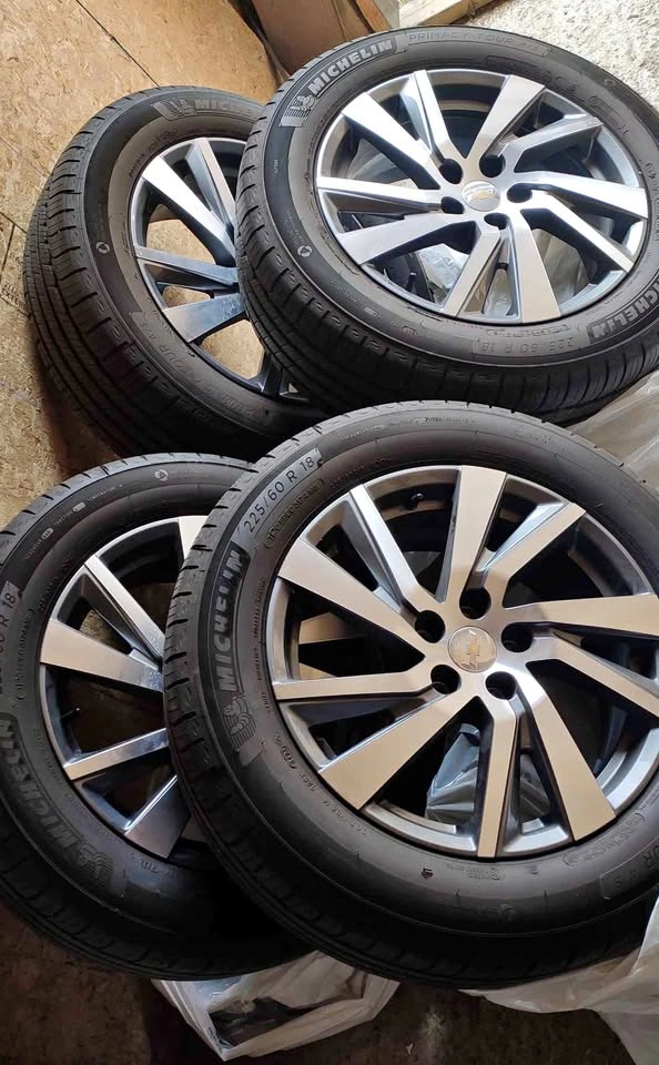 BARELY USED: Michelin Primacy Tour All-Season Tires – 225/60 R18