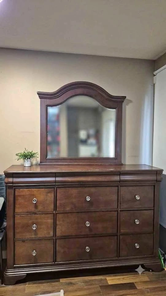 Large Solid Wood 9-Drawer Dresser with Detachable Mirror