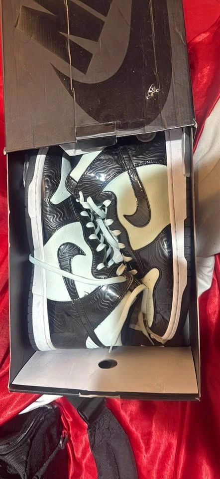 Nike Dunks SZ 12