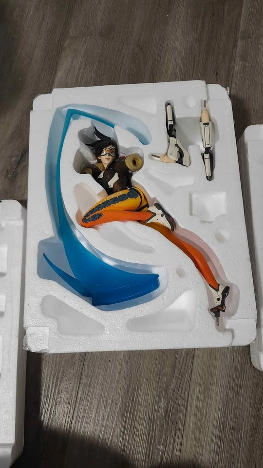 Overwatch tracer statue - photo 5