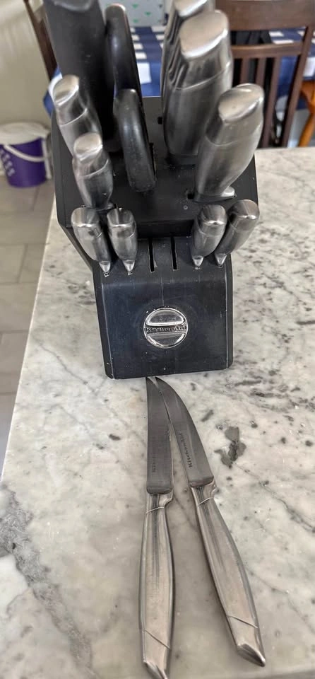Kitchen Aid knife set(read description)