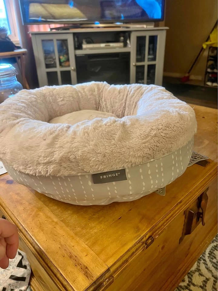Fringe cat bed