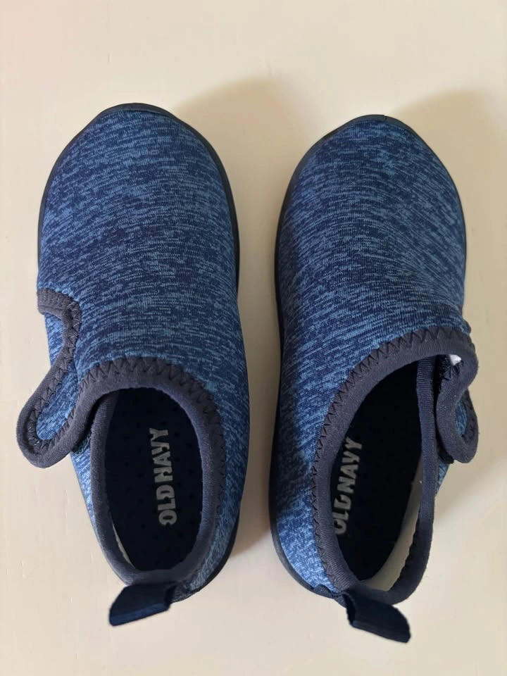 Old navy waterproof swimming shoes for toddler - photo 2
