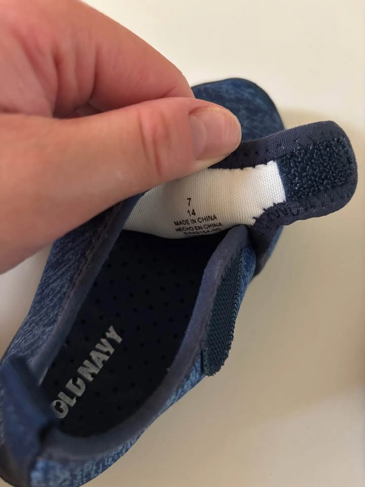Old navy waterproof swimming shoes for toddler - photo 3