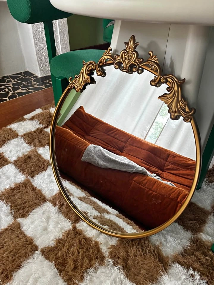 Round mirror
