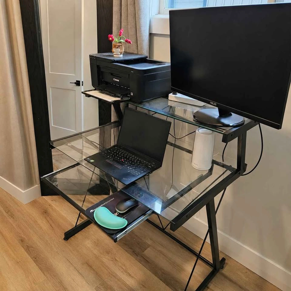 Desk - photo 3
