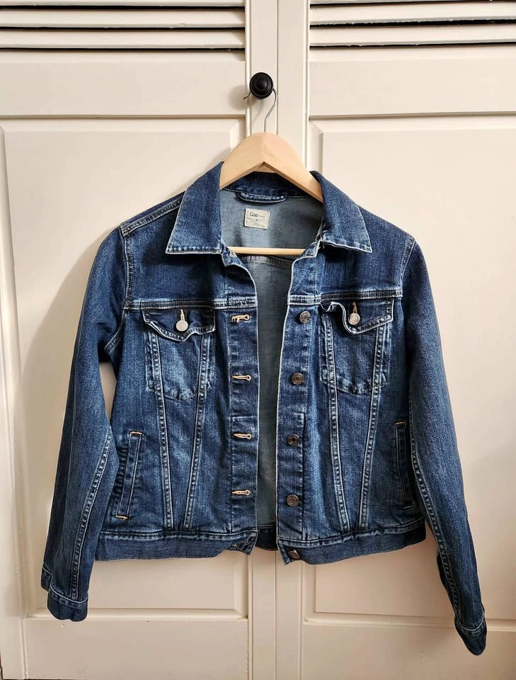 GAP 1969 Icon Denim Jacket – Women’s Medium