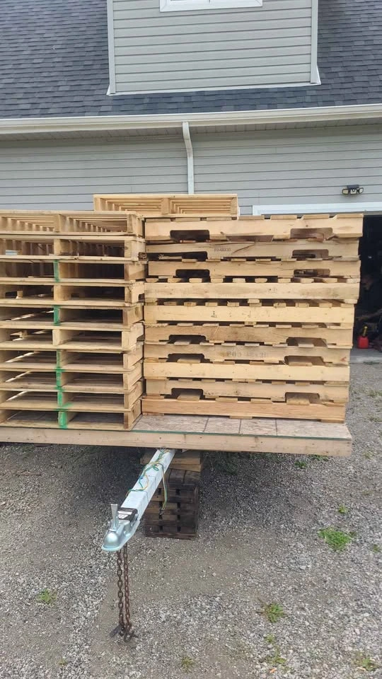 32x48 pallets $3 - photo 2