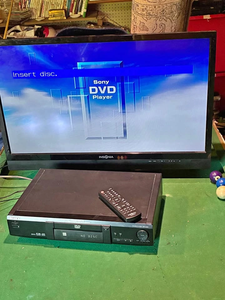 32 inch TV with HDMI/AV/USB and DVD Player + Free DVDs