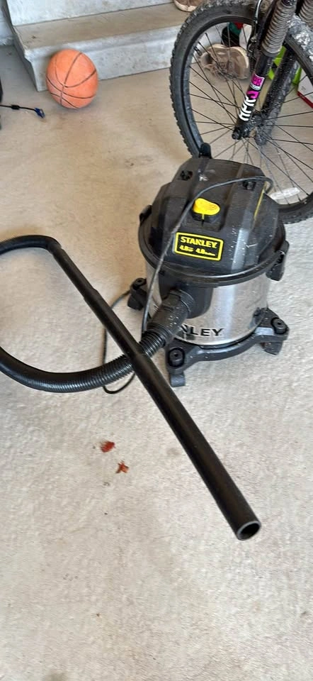 Stanley 4 Gallon 4 Peak HP Wet/Dry Vac