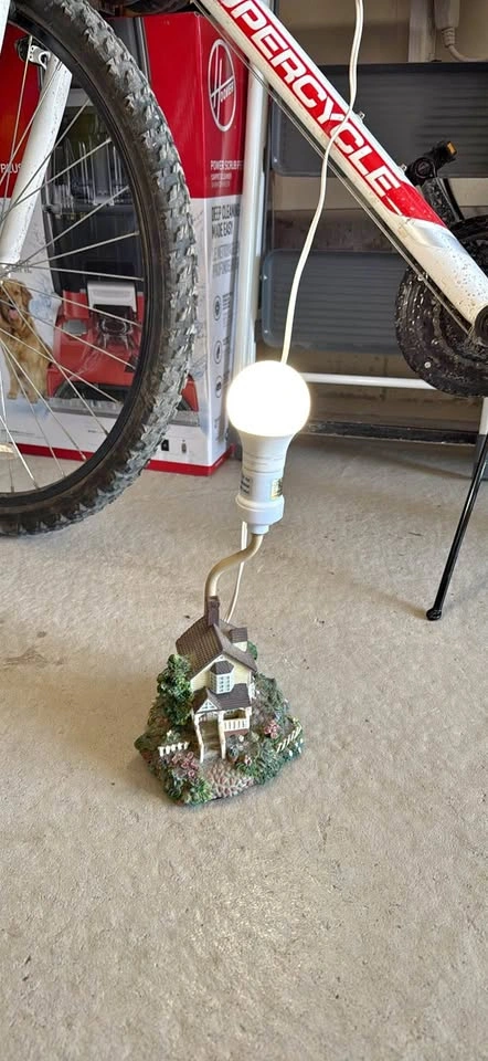 House figurine lamp with light