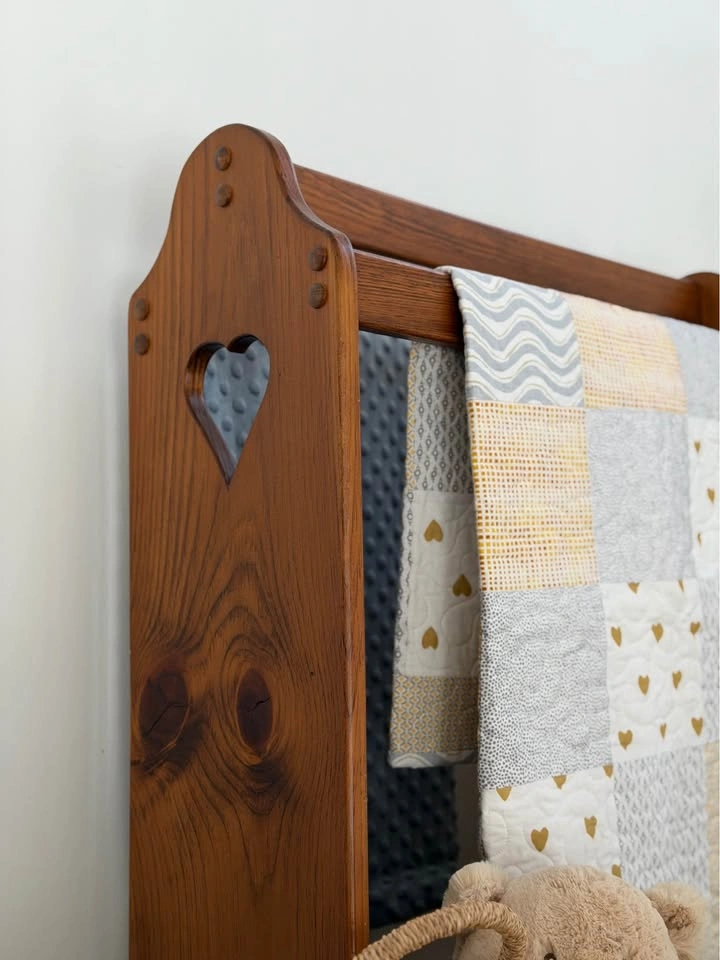 Vintage wooden quilt rack | heart cut outs - photo 2