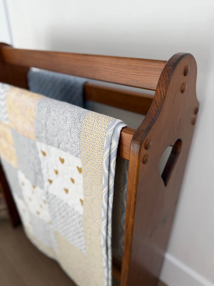 Vintage wooden quilt rack | heart cut outs - photo 3