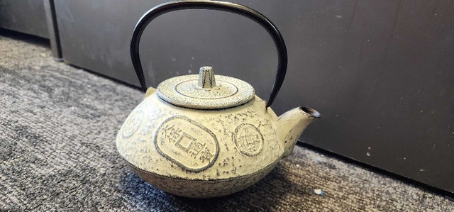 A Japanese Nambu Tekki cast iron teapot with "Tenpō Tsūhō" coin