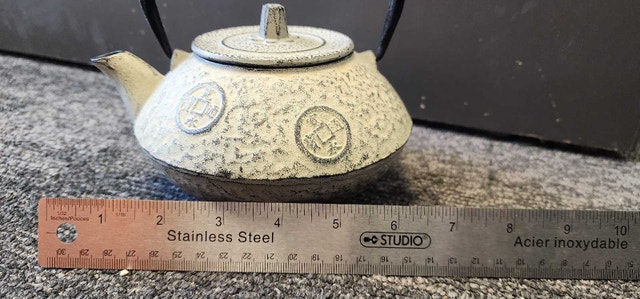 A Japanese Nambu Tekki cast iron teapot with "Tenpō Tsūhō" coin - photo 2