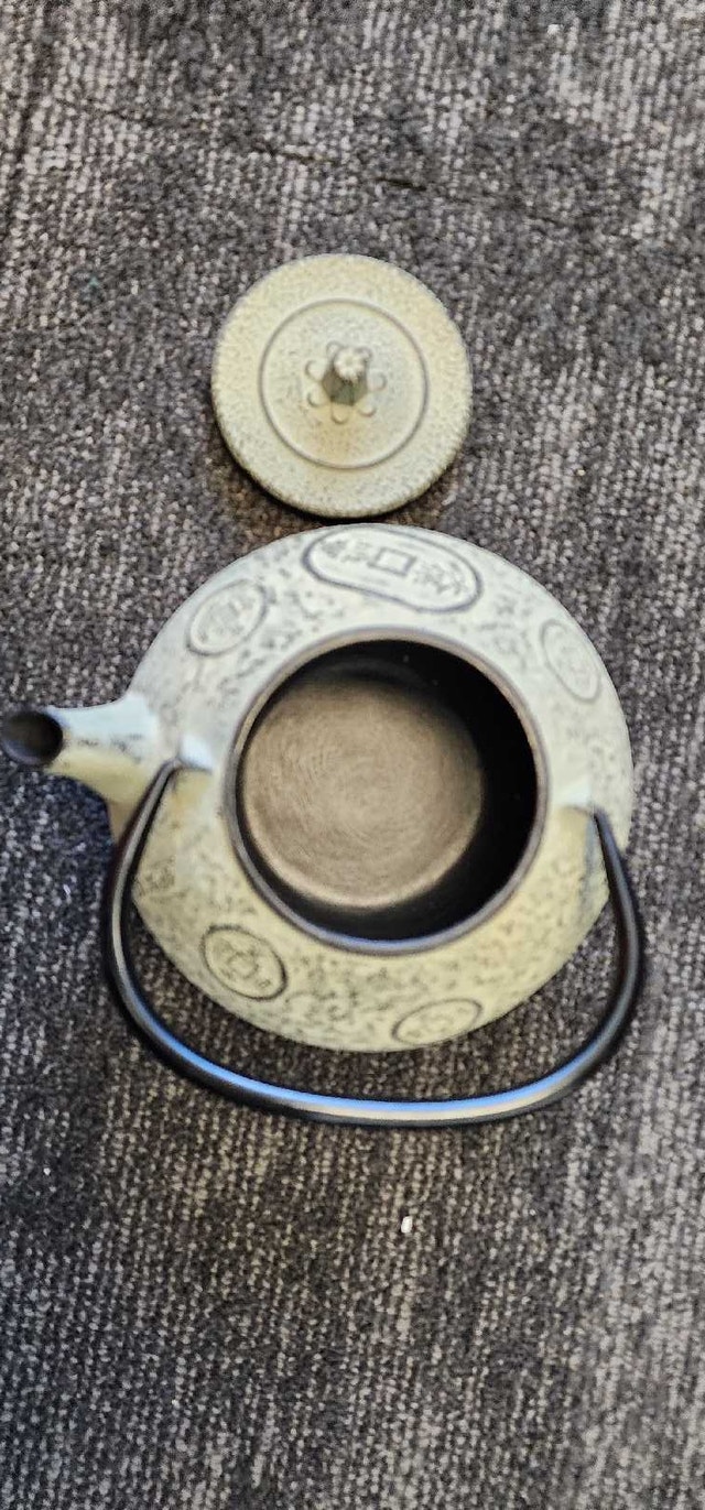 A Japanese Nambu Tekki cast iron teapot with "Tenpō Tsūhō" coin - photo 3