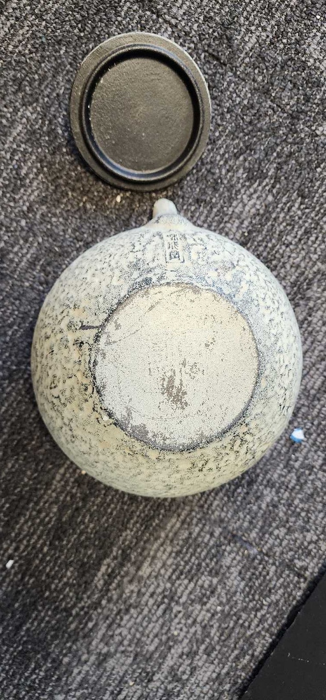 A Japanese Nambu Tekki cast iron teapot with "Tenpō Tsūhō" coin - photo 4
