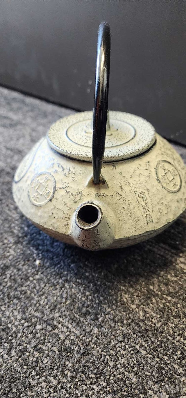 A Japanese Nambu Tekki cast iron teapot with "Tenpō Tsūhō" coin - photo 5