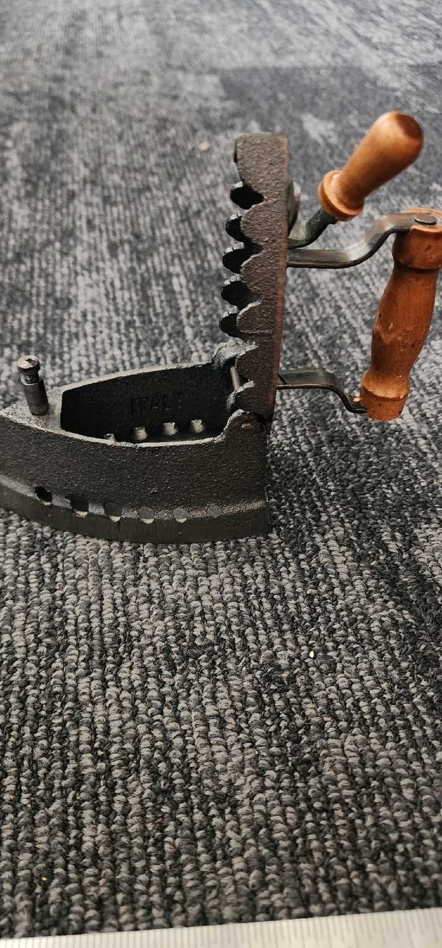 Vintage Mini Cast Iron Sad Iron - photo 3