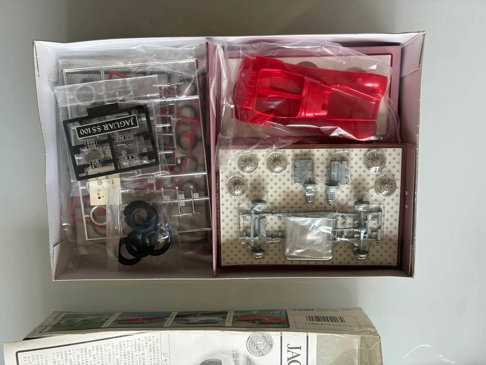 Tomy 1936 Jaguar SS 100 Model Kit (brand new) - photo 2
