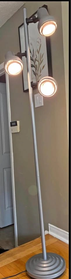 Floor lamp with 3 adjustable lights