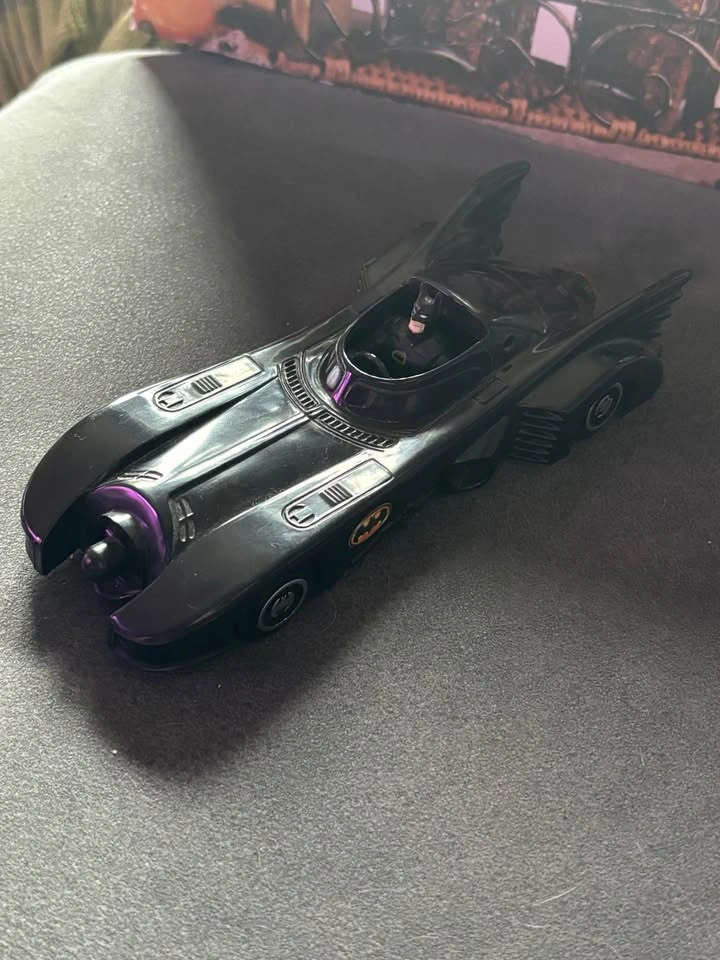 RARE 1989 Batman Micheal Keaton Batmobile and Batman Figurine - photo 5