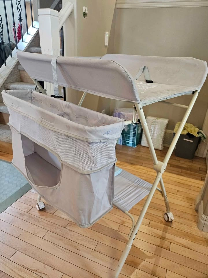 baby diaper changing stand with storage and foldable - photo 3