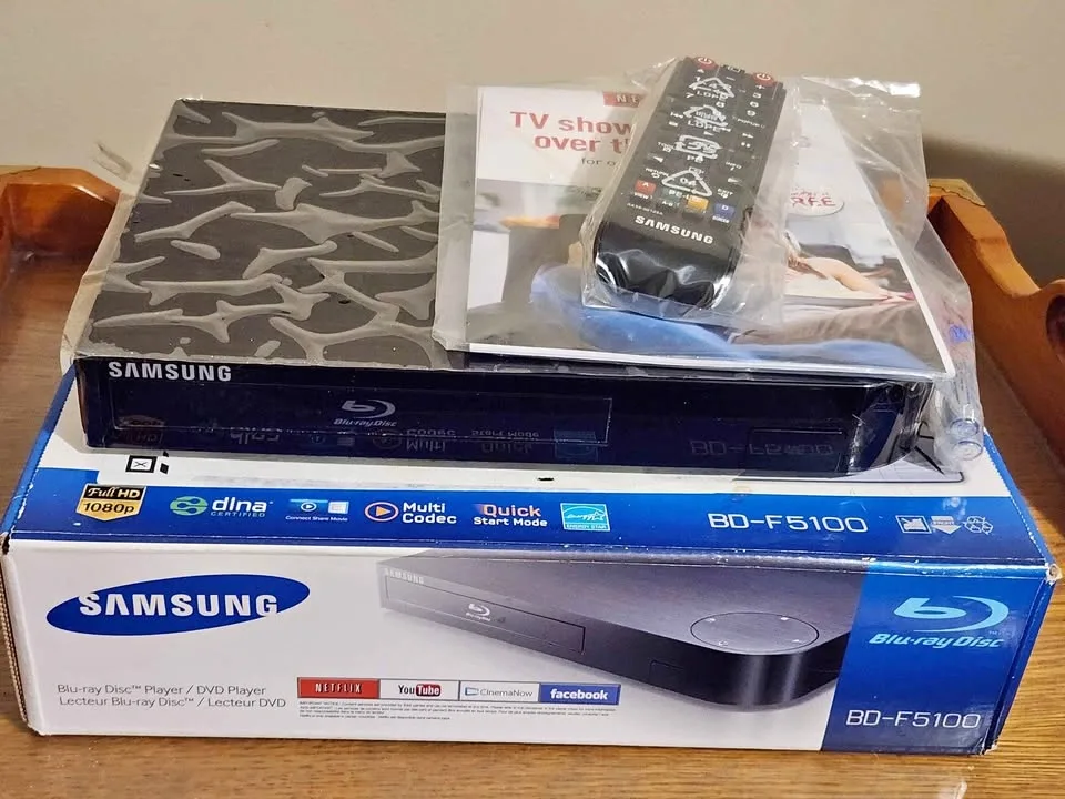 Samsung BD-F5100 Blu-ray / Dvd Player, Never Used!