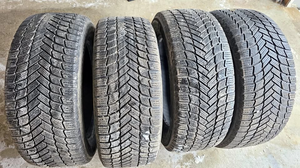 255/55/19 Michelin winter tires 90% tread