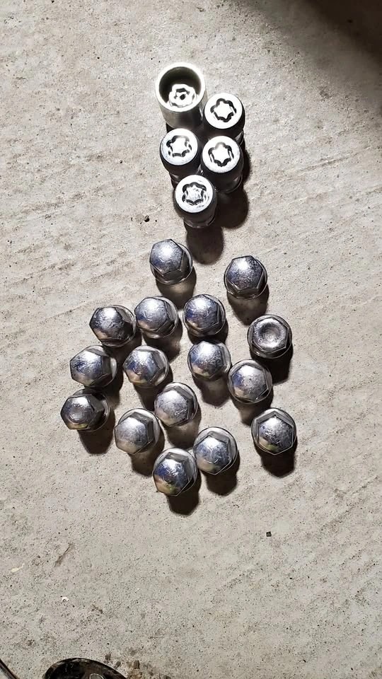 Lug Nuts with wheel lock M14 x 1.5