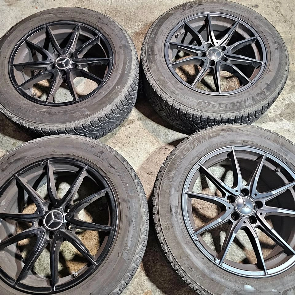 235/60/18 Michelin winter tires 90% tread with black alloy rims