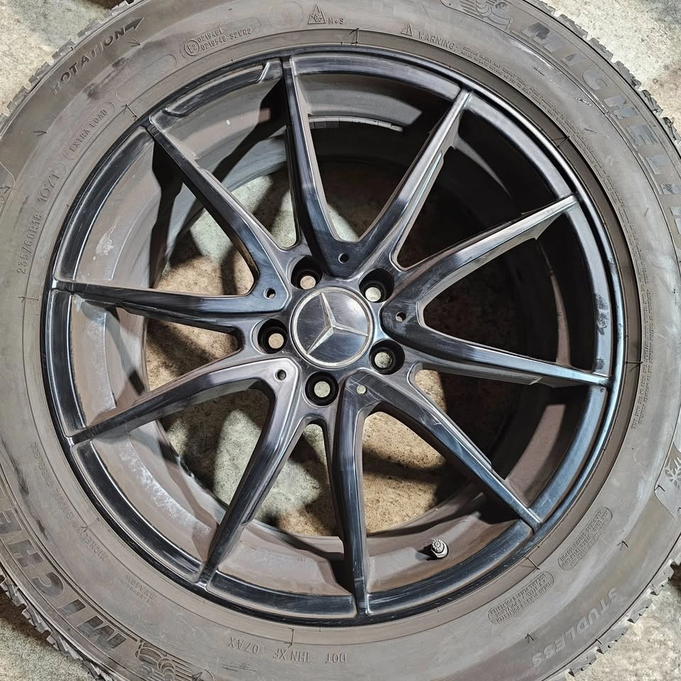 235/60/18 Michelin winter tires 90% tread with black alloy rims - photo 2