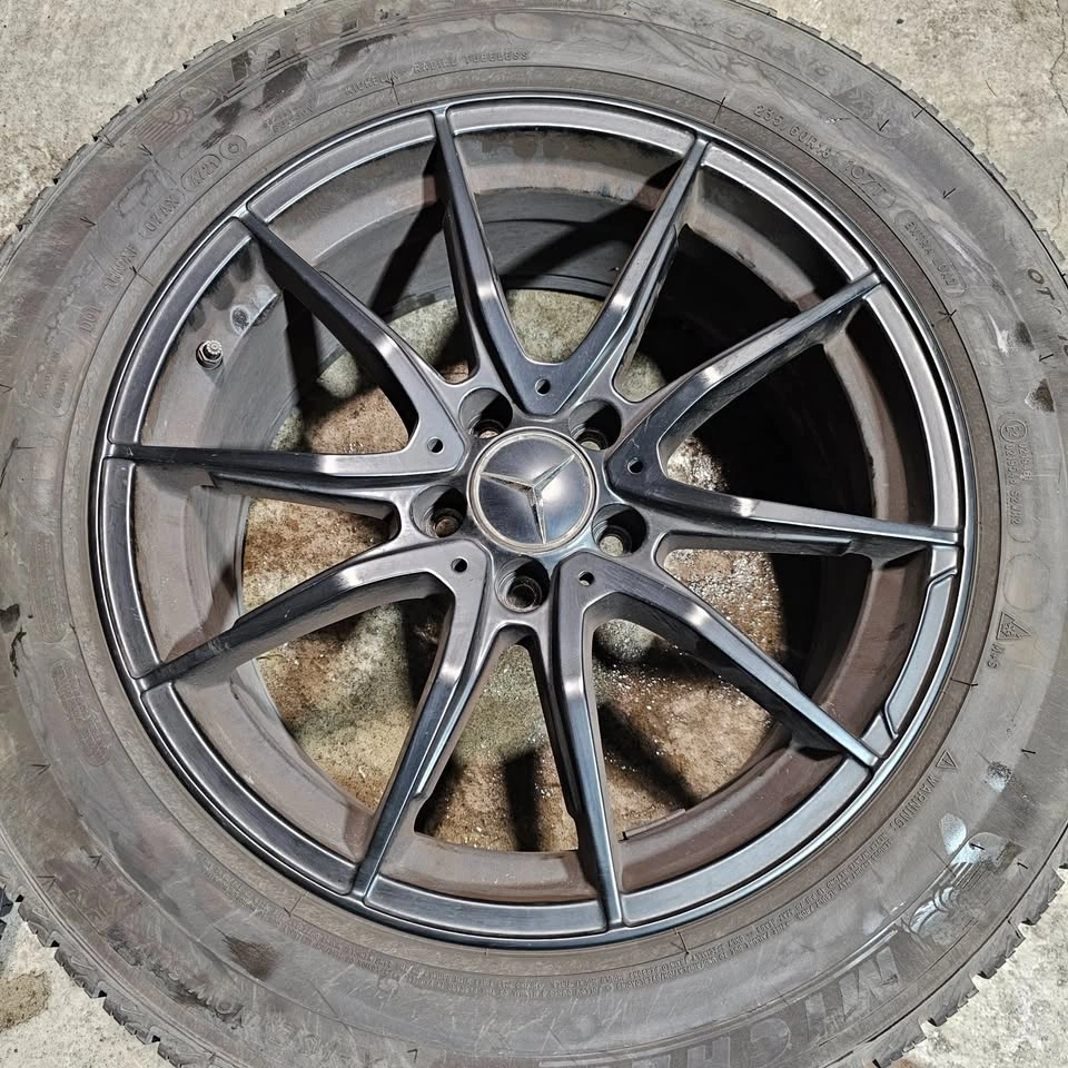 235/60/18 Michelin winter tires 90% tread with black alloy rims - photo 4