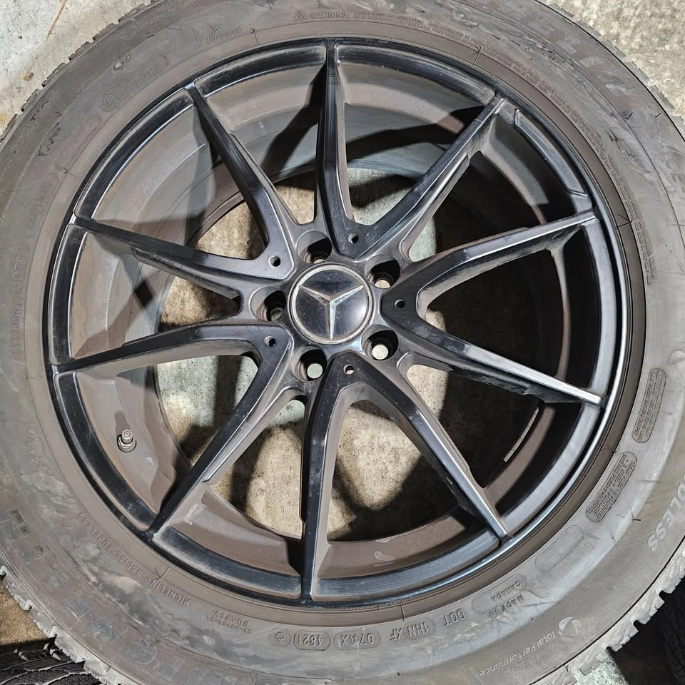 235/60/18 Michelin winter tires 90% tread with black alloy rims - photo 5