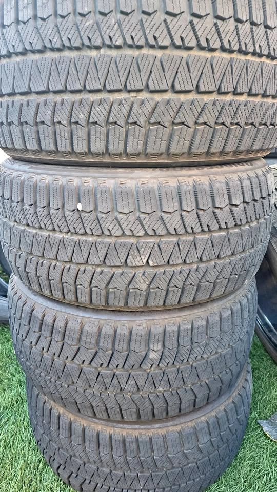 245/40/18 Bridgestone winter tires 90% tread