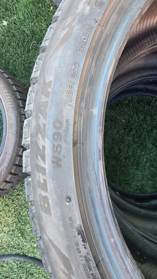 245/40/18 Bridgestone winter tires 90% tread - photo 4