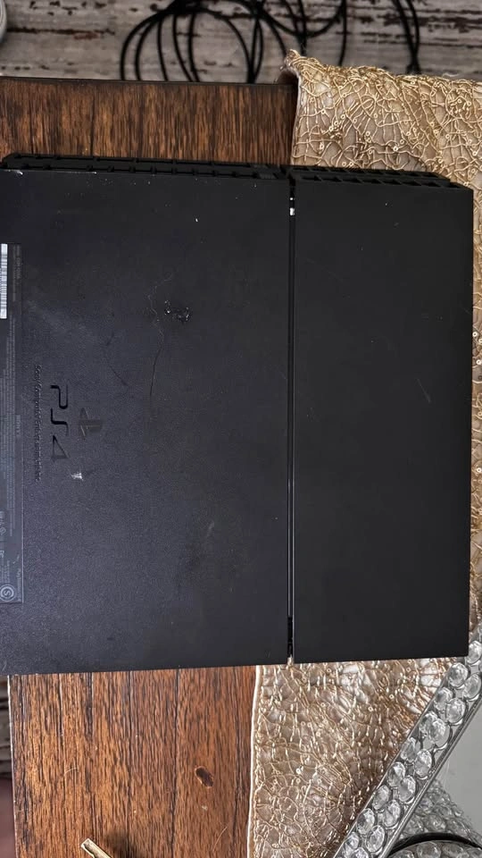 Ps4 + 2 controllers - photo 2