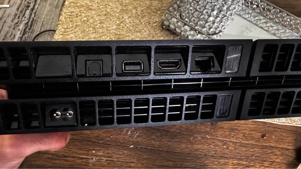 Ps4 + 2 controllers - photo 3