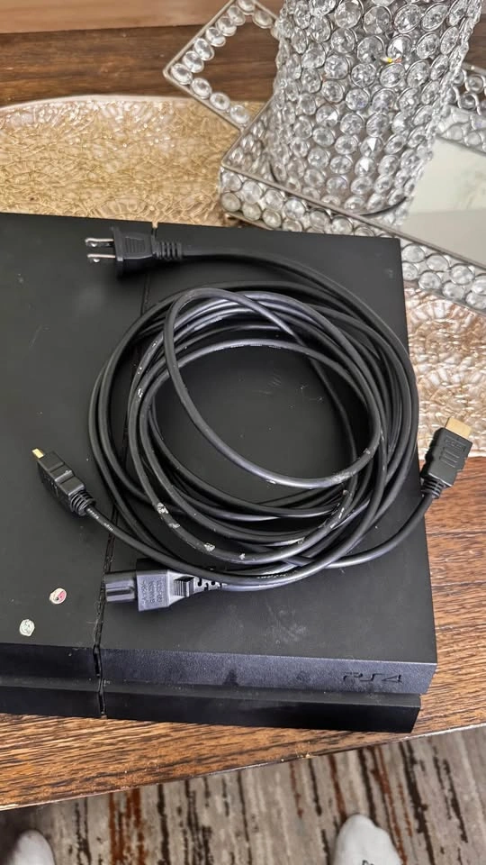 Ps4 + 2 controllers - photo 4
