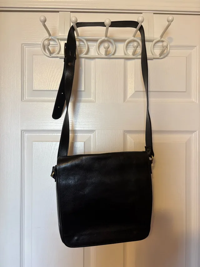 Genuine Italian Leather / unisex black Satchel image indicator(3)