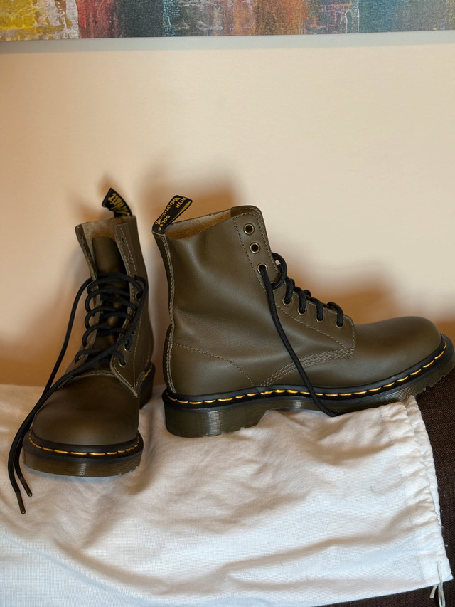 NEVER worn Dr. Martens / size 8/ Olive colour