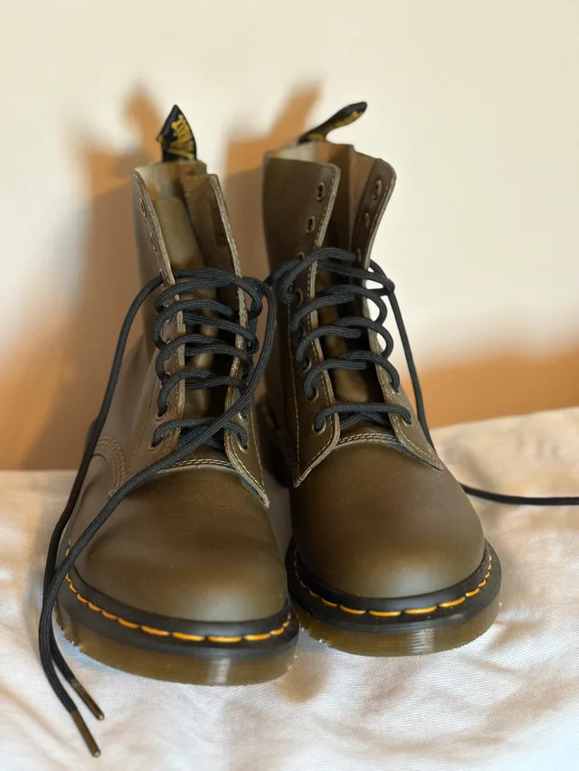 NEVER worn Dr. Martens / size 8/ Olive colour image indicator(2)