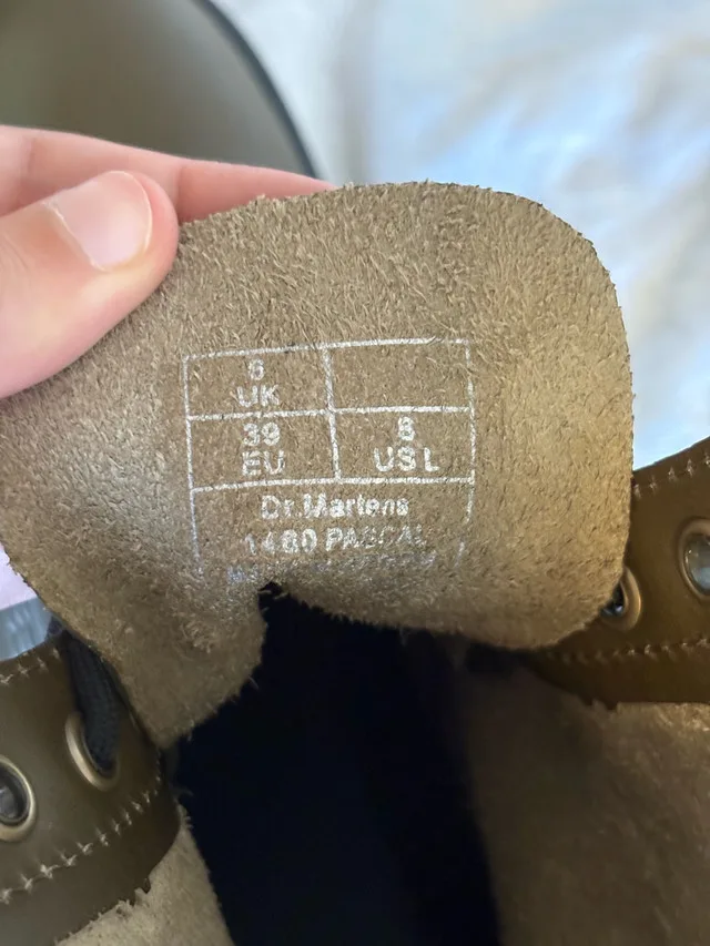 NEVER worn Dr. Martens / size 8/ Olive colour image indicator(3)