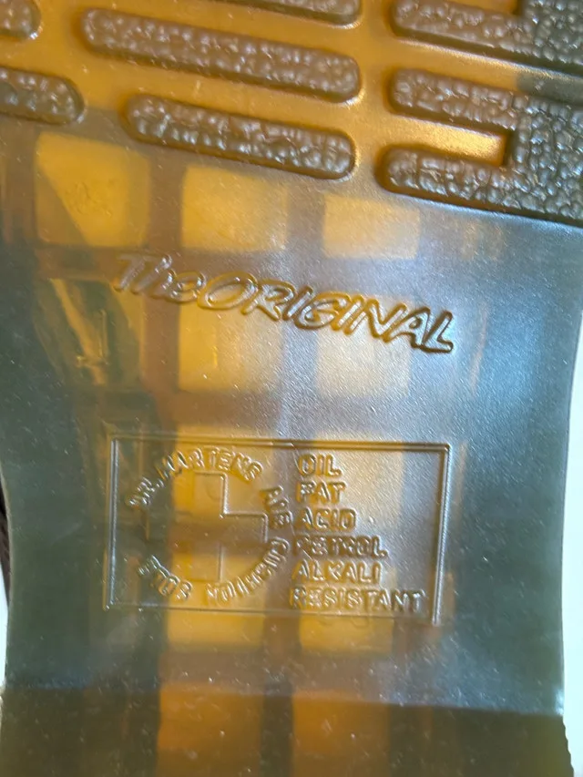 NEVER worn Dr. Martens / size 8/ Olive colour image indicator(4)