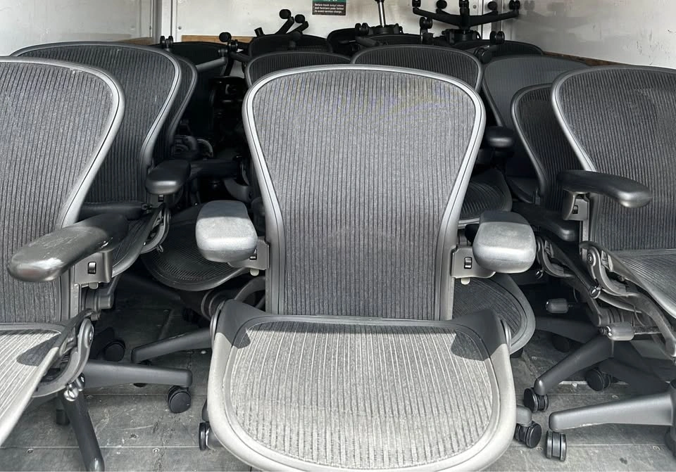 Herman Miller Aeron Chair – Fully Loaded – Good Condition - photo 2