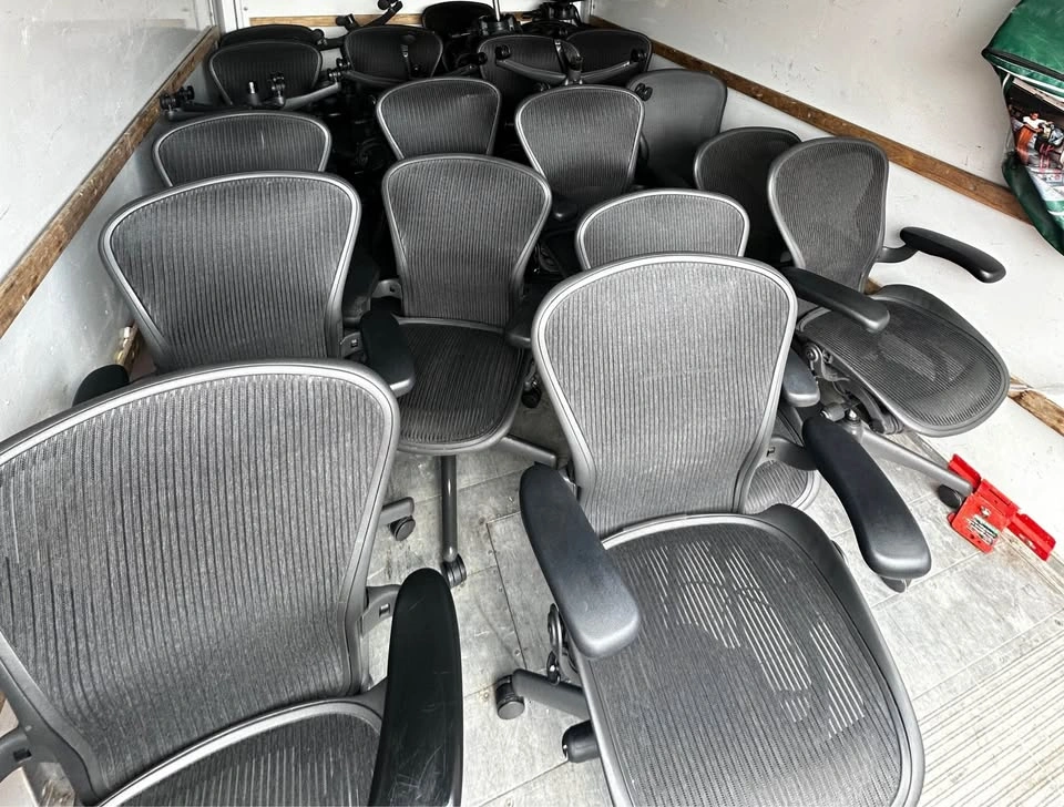 Herman Miller Aeron Chair – Fully Loaded – Good Condition - photo 4