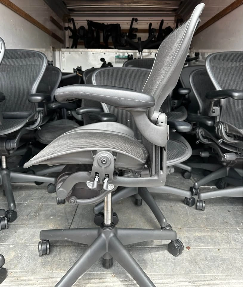 Herman Miller Aeron Chair – Fully Loaded – Good Condition - photo 5