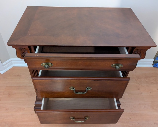 Classy Bedroom Mahogany Nightstand - photo 2